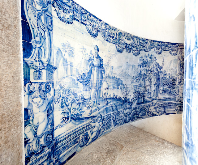 Arte feita de azulejos brancos e azuis no interior da igreja